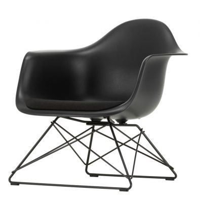 Schwarzer Eames Plastic Arm Chair LAR Stuhl mit Sitzpolster und Drahtgestell von Vitra.